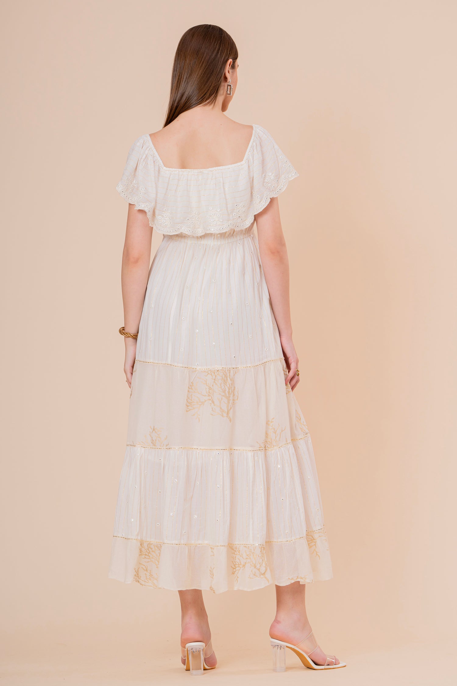 Vestido Midi Escote Cuadrado Crudo con Bordado Dorado y Volantes